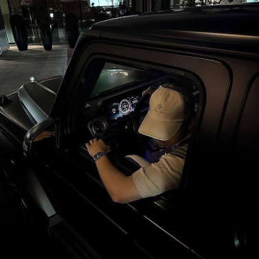 Мужчина в дорогой машине