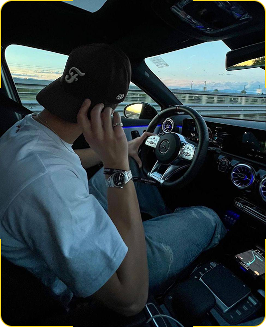 Мужчина в дорогой машине